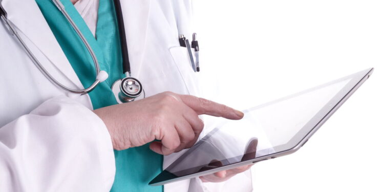 Curso gratuito da Fiocruz vai impulsionar sua carreira em saúde