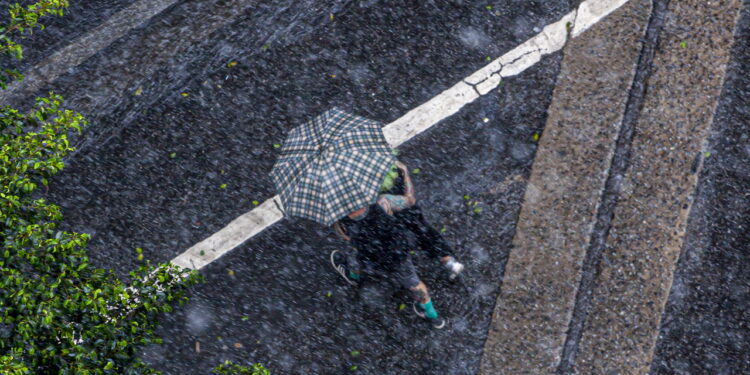 Sol chuva e alertas meteorológicos marcam o dia em São Paulo
