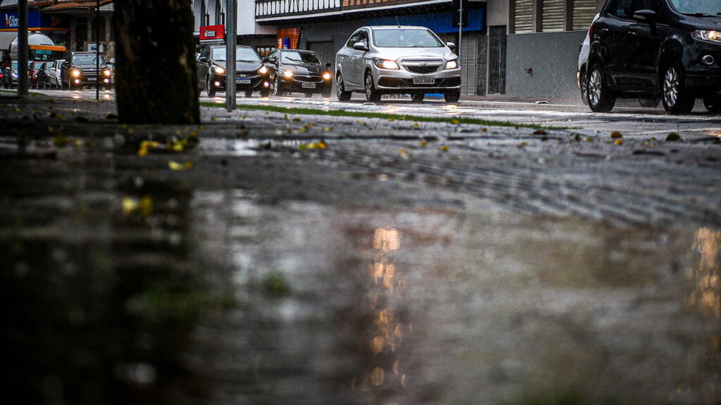 Frente fria avança e traz as chuvas mais fortes do mês 