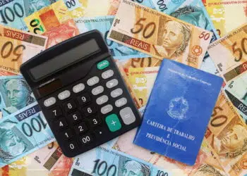 Conceptual Idea: Brazil's Work Permit - CLT Labor Regime - Créditos: depositphotos.com / wesleyyaya