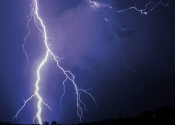 Tempestade elétrica pode destruir seus aparelhos eletrônicos