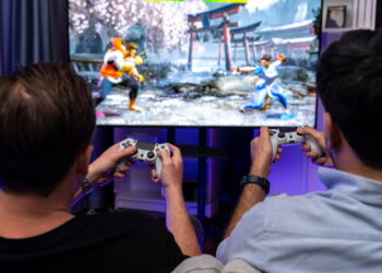 Homens jogando videogame - Créditos: depositphotos.com / BiancoBlue