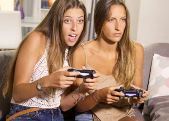 Garotas jogando videogames - Créditos: depositphotos.com / fedemarsicano