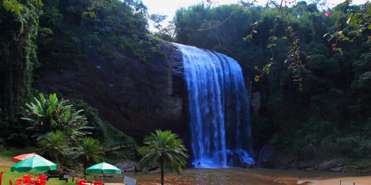 A cachoeira mais bonita do interior paulista está nessa cidade