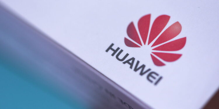 Huawei apresenta fone de ouvido esportivo com design único e 28h de bateria!
