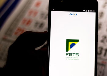 FGTS na tela do celular - Créditos: depositphotos.com / rafapress
