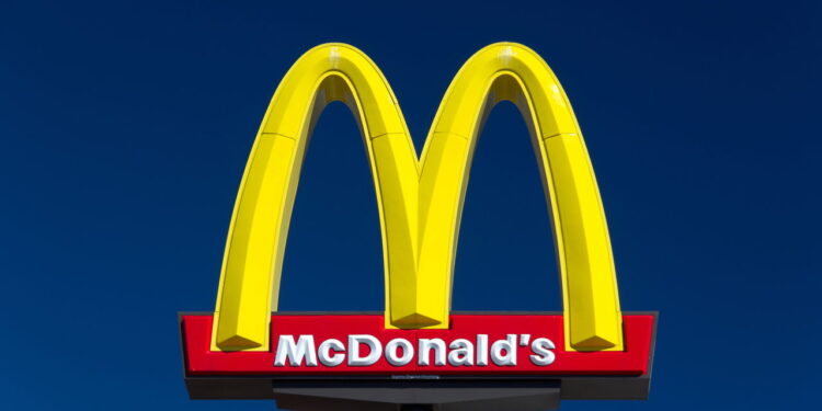 Por que o McDonald’s nunca erra o hambúrguer? O segredo da linha de produção!