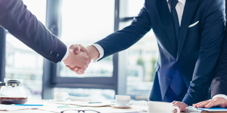 Quer negociar melhor? IA aponta três frases usadas por pessoas inteligentes
