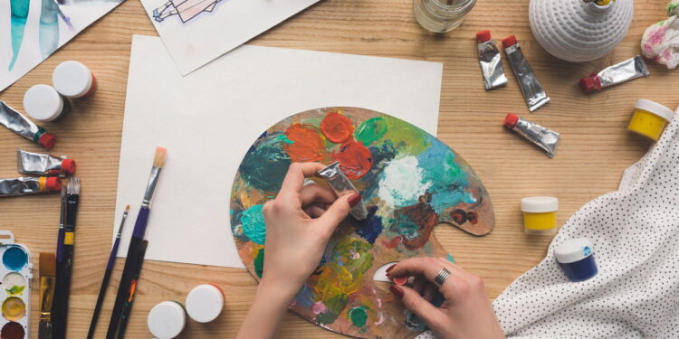 Quem inventou a tinta? Uma jornada pelas cores que definiram a arte