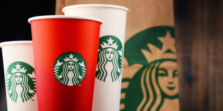 Como o café Starbucks virou um estilo de vida? O copo que todos querem
