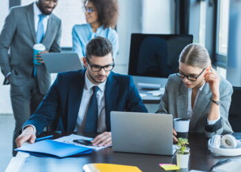 Como se destacar em equipes híbridas? Dicas para o trabalho moderno!