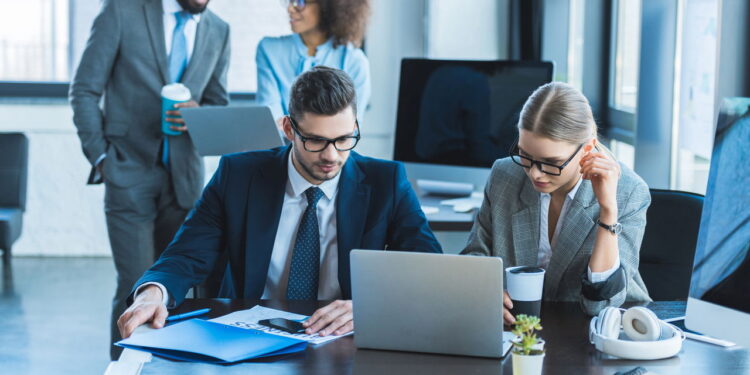 Como se destacar em equipes híbridas? Dicas para o trabalho moderno!