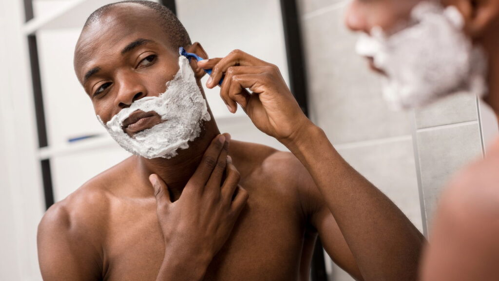 O erro que todo homem com barba comete e causa pelos encravados
