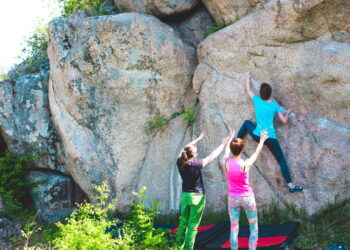 Quer experimentar o bouldering? Escalada sem cordas para iniciantes!