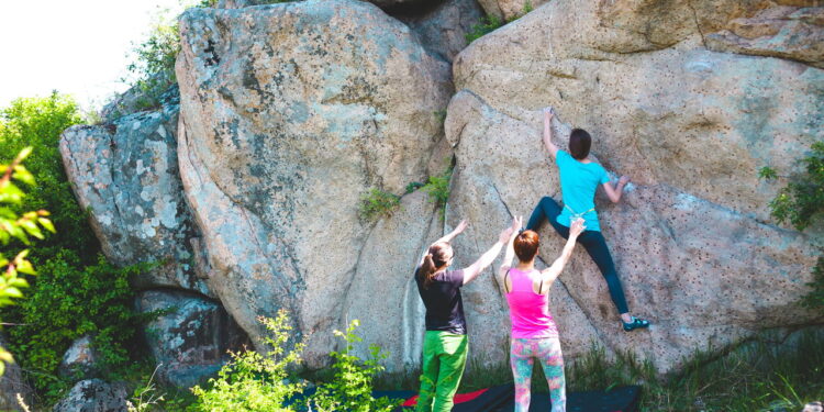 Quer experimentar o bouldering? Escalada sem cordas para iniciantes!