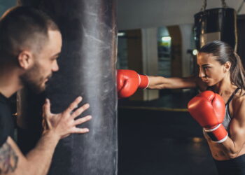 Pensando em fazer boxe fitness? Veja como os socos podem transformar seu físico
