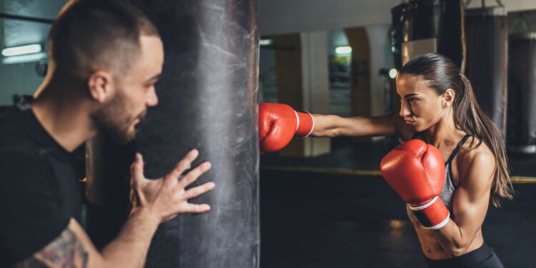 Pensando em fazer boxe fitness? Veja como os socos podem transformar seu físico