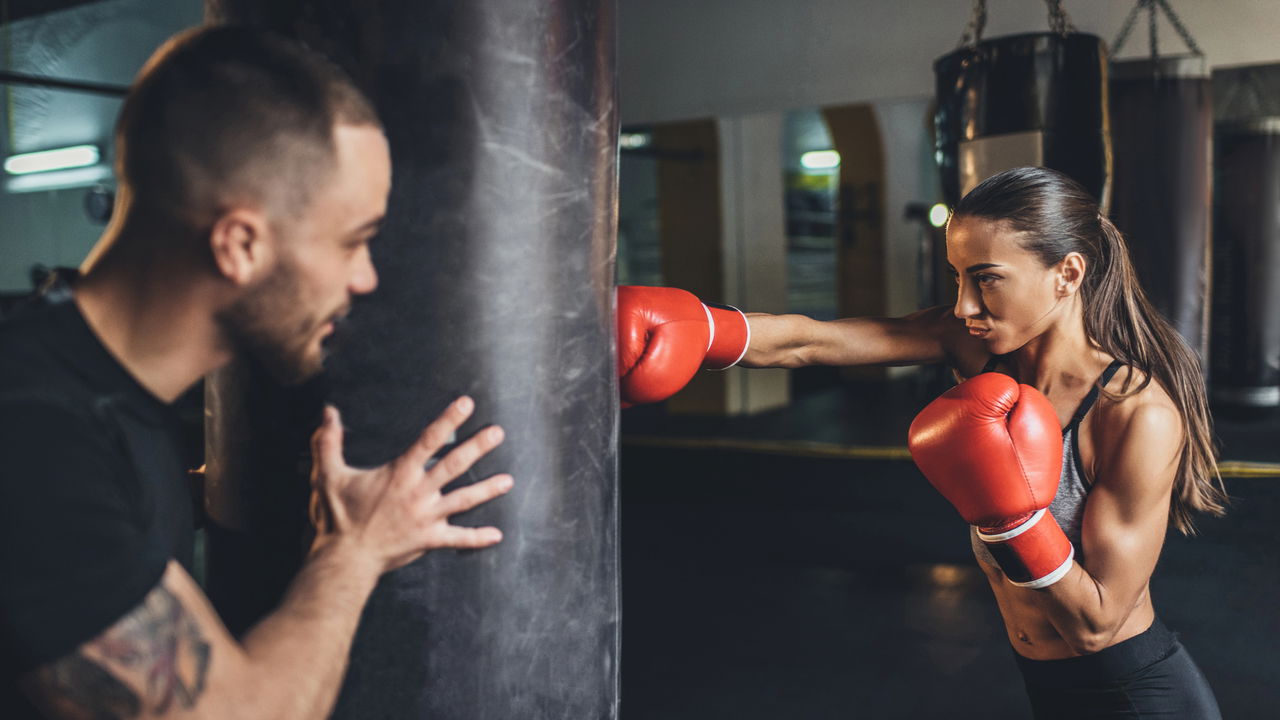 Pensando em fazer boxe fitness? Veja como os socos podem transformar seu físico