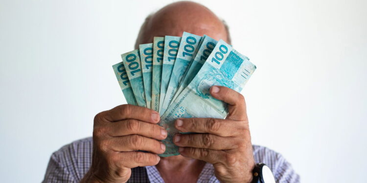 Esse benefício garante R$ 1.518/mês para idosos e pessoas com deficiência
