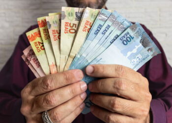 Milhares de trabalhadores vão receber dinheiro extra e poucos sabem o motivo