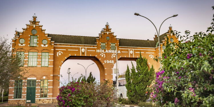 Essa cidade colorida parece a Holanda mas fica no interior de São Paulo