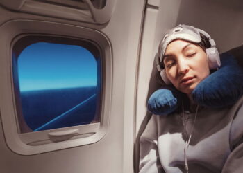 Como dormir melhor no avião e evitar o jet lag