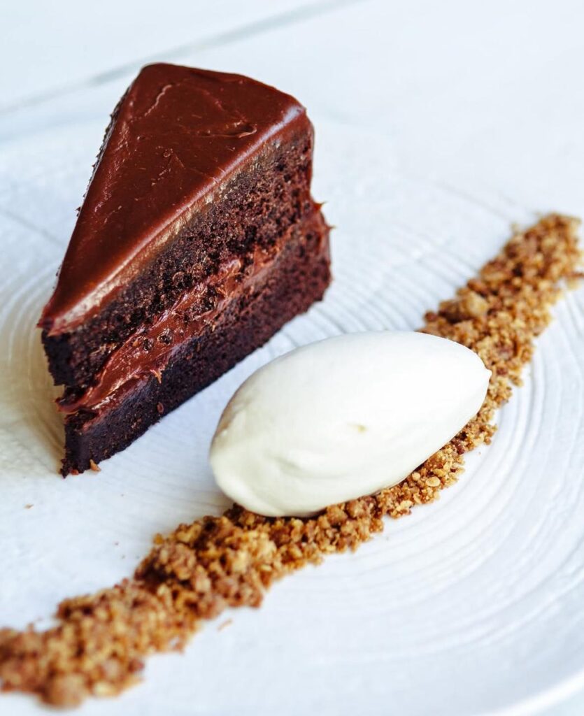 Bolo de chocolate com calda e um sorvete