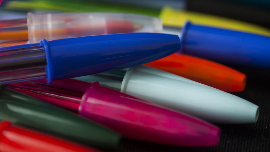 Aquele furinho na caneta Bic é mais importante do que parece