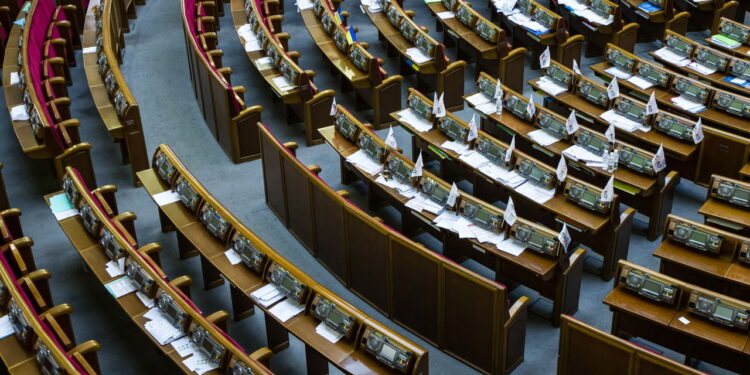 Vagas abertas em curso que domina o Poder Legislativo