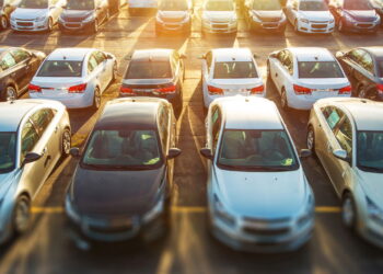 Comprar um carro econômico e confiável é prioridade para quem busca segurança ao investir em veículos usados ou seminovos. Escolher modelos de manutenção acessível, bom desempenho urbano e rodoviário pode evitar surpresas e garantir tranquilidade. Destaques de SUVs, sedãs e compactos com histórico comprovado de baixa manutenção Modelos que aliam economia de combustível e mecânica robusta Pontos essenciais de avaliação para famílias ou motoristas de aplicativo Modelos de SUVs econômicos e de confiança O Hyundai ix35 2.0 chama a atenção na categoria dos SUVs, sendo frequentemente citado por mecânicos pela sua durabilidade e custo-benefício atraente. Seu valor médio gira em torno de R$ 58 mil, equipando motor 2.0 flex e transmissão automática robusta. No dia a dia, o ix35 entrega desempenho adequado para cidade e estrada, e sua manutenção preventiva tende a ser simples, com peças encontradas com facilidade no mercado. Leia também: Conheça os modelos de carros usados automáticos confiáveis O Toyota Corolla permanece como referência em sedãs confiáveis? O Toyota Corolla fabricado entre 2012 e 2017 segue como um dos melhores exemplos de confiabilidade na categoria dos sedãs médios. Com preços na faixa dos R$ 72 mil, entrega câmbio CVT de funcionamento suave, suspensão que tolera asfalto ruim e motores 1.8 ou 2.0 de baixíssima incidência de falhas. Seu alto valor de revenda é outro atrativo, sobretudo para quem planeja trocar de carro dentro de alguns anos, tornando o Corolla um excelente investimento para famílias e motoristas exigentes. Mitsubishi Lancer: robustez e custo benefício Para quem valoriza design esportivo com durabilidade, o Mitsubishi Lancer 2.0 se destaca. Com potência de até 160 cv e preço médio em torno de R$ 55 mil, exige atenção extra à troca de óleo e cuidados com o câmbio CVT. Ter disciplina nas revisões é fundamental para evitar problemas maiores, mas sua estrutura robusta costuma compensar o investimento inicial. Dica rápida: Inspeções periódicas garantem maior vida útil do câmbio do Lancer e evitam surpresas com reparos caros. Honda HR-V oferece equilíbrio entre conforto e economia Entre os SUVs recomendados, o Honda HR-V (2016 a 2018) destaca-se pelo motor 1.8, câmbio CVT confiável e design moderno. Seu preço gira em torno de R$ 77 mil no mercado de seminovos. O HR-V conquista pela praticidade, manutenção previsível e desempenho eficiente tanto para famílias quanto para quem busca robustez no uso diário. Leia também: Honda HR-V 2025 revela mudanças impactantes, confira Nissan Versa e Toyota Etios: opções práticas e mecânica resistente O Nissan Versa, até modelos 2018, é referência em espaço interno, dirigibilidade fácil e manutenção barata. Seu valor médio de R$ 45 mil e motor 1.6 resistente o tornam uma escolha frequente para motoristas de aplicativo, mas é importante verificar o histórico do veículo, buscando evitar unidades ex-frota com desgaste excessivo. No segmento de compactos, o Toyota Etios Hatch 1.3 é um dos mais indicados para quem procura economia de combustível e baixo índice de problemas mecânicos. Com preço na casa de R$ 43 mil, oferece robustez reconhecida, além de um motor de 90 cv eficiente no uso do dia a dia. Atenção: Mesmo com fama de indestrutíveis, revisões anuais e check-up dos itens de suspensão e freios são essenciais para manter carros compactos econômicos em excelente estado. Critérios essenciais para escolher carros econômicos e confiáveis Antes de fechar negócio, priorize modelos com histórico de manutenção confiável, boa aceitação no mercado e facilidade na revenda. Avaliar procedência, número de donos anteriores e presença de revisões registradas traz mais segurança ao comprador. Analisar motor e câmbio, além do estado geral da suspensão Verificar preço de peças de reposição e disponibilidade em oficinas Observar consumo médio real divulgado por proprietários Leia também: Como garantir a compra do carro certo e evitar arrependimentos Resumo dos principais pontos sobre carros econômicos e confiáveis Modelos como Hyundai ix35, Toyota Corolla, Mitsubishi Lancer, Honda HR-V, Nissan Versa e Toyota Etios reúnem economia, robustez e manutenção simplificada. Avaliar histórico de revisões e comparar opções similares aumenta as chances de um bom investimento. Priorizando mecânica simples e boa aceitação de mercado, a tranquilidade do pós-compra é muito maior.