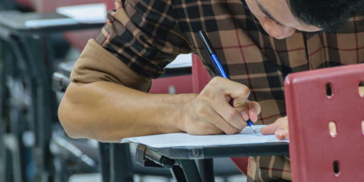 Vitória abre novos processos seletivos com salários de até R$ 6.988