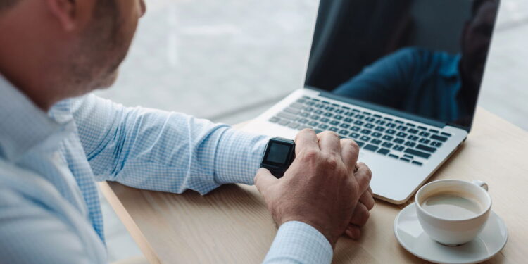 Empresa pode exigir horas extras? Entenda o que a lei realmente permite