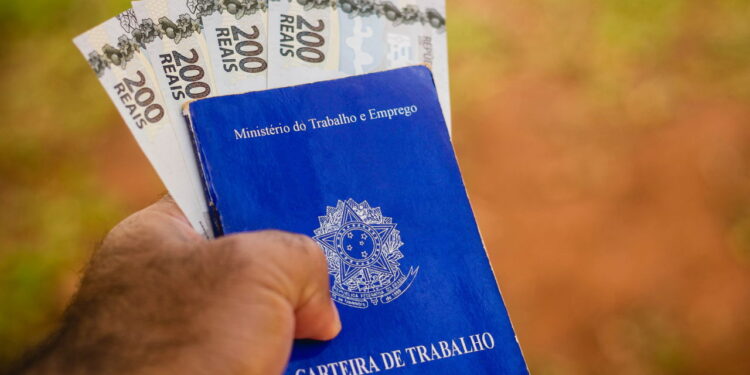 O reajuste do salário mínimo superou a inflação, mas esconde um limite