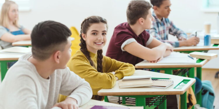Por que as escolas deveriam ensinar marketing digital, SEO e redes sociais? Entenda
