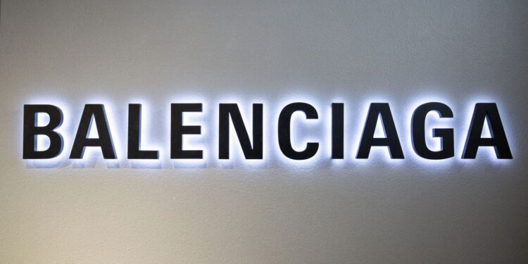 Quem fundou a Balenciaga? A marca que desafiou a moda!