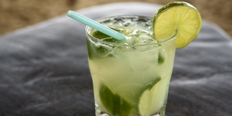 Como a caipirinha virou símbolo nacional? A bebida que define o Brasil