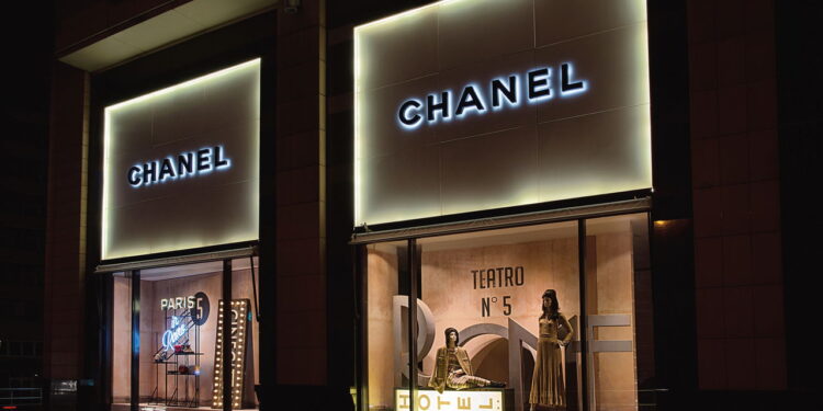 Quem fundou a Chanel? A marca que eternizou a elegância