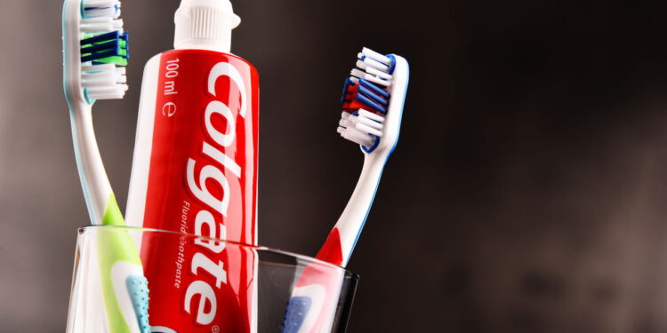 Quem fundou a Colgate? A marca que escovou sorrisos