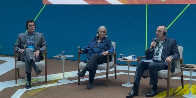 Helder Barbalho, Governador do Pará; Gro Brundtland, líder mundial em desenvolvimento sustentável; Dr Plinio Nastari, Presidente da DATAGRO (Foto: Divulgação/ DATAGRO)