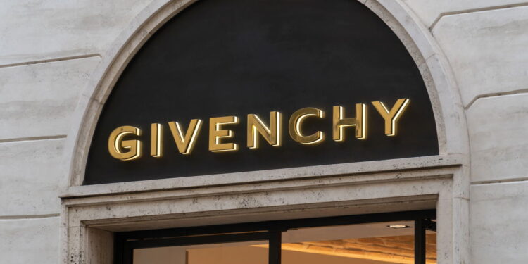 Saiba quem foi Hubert de Givenchy e como ele criou um império da alta-costura!