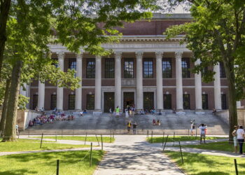 Quer estudar em Harvard? Universidade oferece famoso curso de graça e em português!