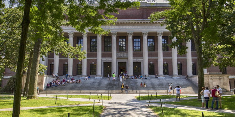 Quer estudar em Harvard? Universidade oferece famoso curso de graça e em português!