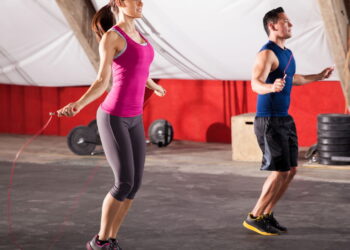 Quer um cardio potente? Aposte no treino com corda de pular e veja os resultados