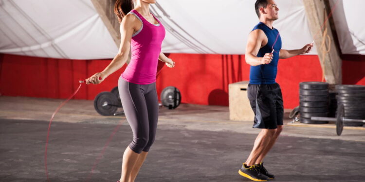 Quer um cardio potente? Aposte no treino com corda de pular e veja os resultados