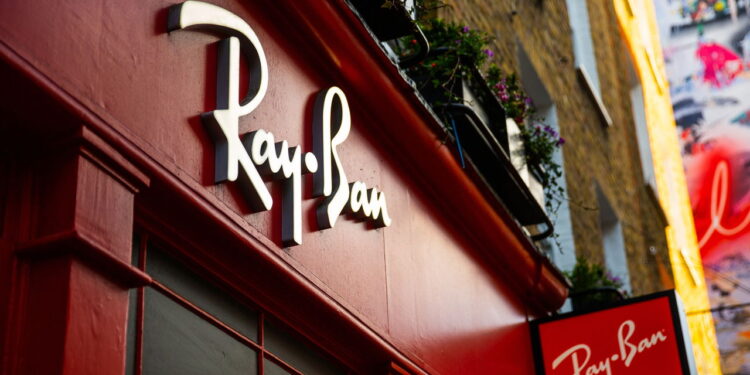 Quem fundou a Ray-Ban? A empresa por trás dos óculos de sol mais famosos!