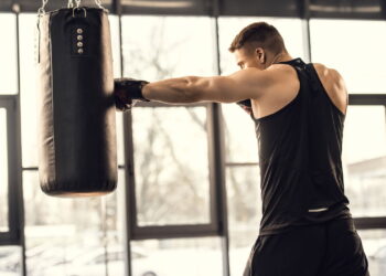 Quer um exercício completo? Saiba os benefícios de treinar com saco de pancada!