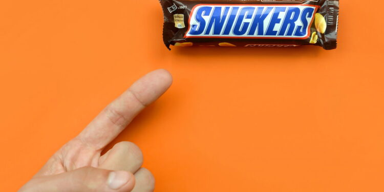 Como o Snickers virou o chocolate da energia? O doce que alimenta aventuras