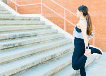 Subir escadas como um exercício pode fortalecer pernas, glúteos e queimar calorias! Entenda