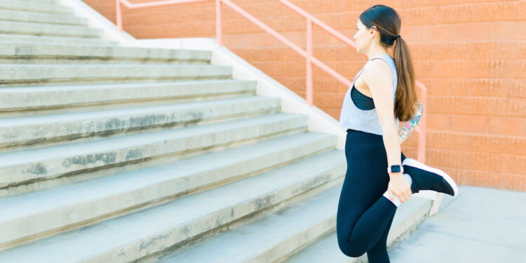 Subir escadas como um exercício pode fortalecer pernas, glúteos e queimar calorias! Entenda