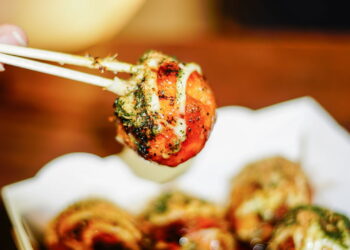 Quem inventou o takoyaki? A origem da famosa comida de rua de Osaka